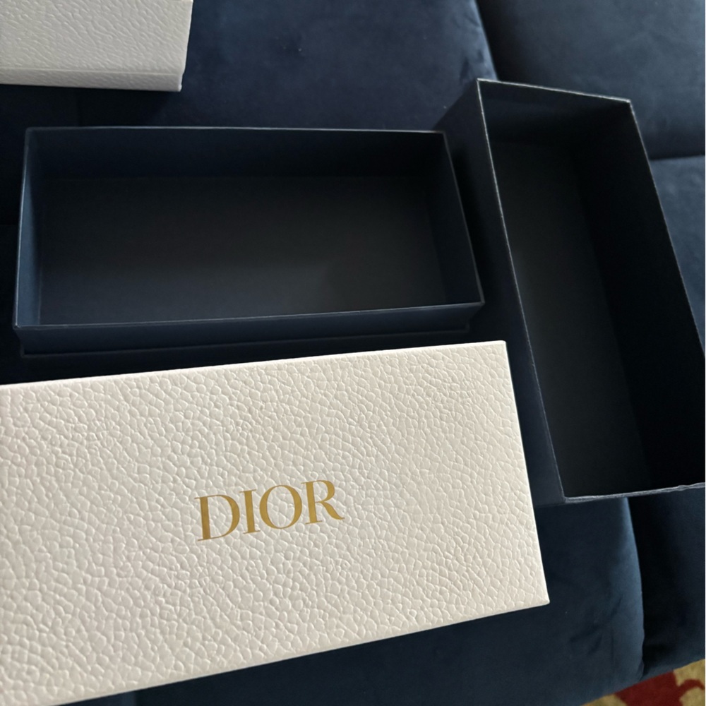 Dior sunglass boxes with two ribbons, white and blue. - Picture 6 of 6